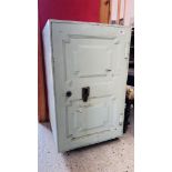 OLD SECURITY SAFE W 48CM. D 46CM. H 76CM.