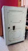 OLD SECURITY SAFE W 48CM. D 46CM. H 76CM.