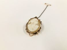 A VINTAGE CAMEO PENDANT / BROOCH MARKED 9CT W 2CM X H 3.5CM.