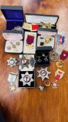 AN EXTENSIVE COLLECTION OF ASSORTED MASONIC BADGES AND MEDALS TO INCLUDE ENAMELLED EXAMPLES ALONG