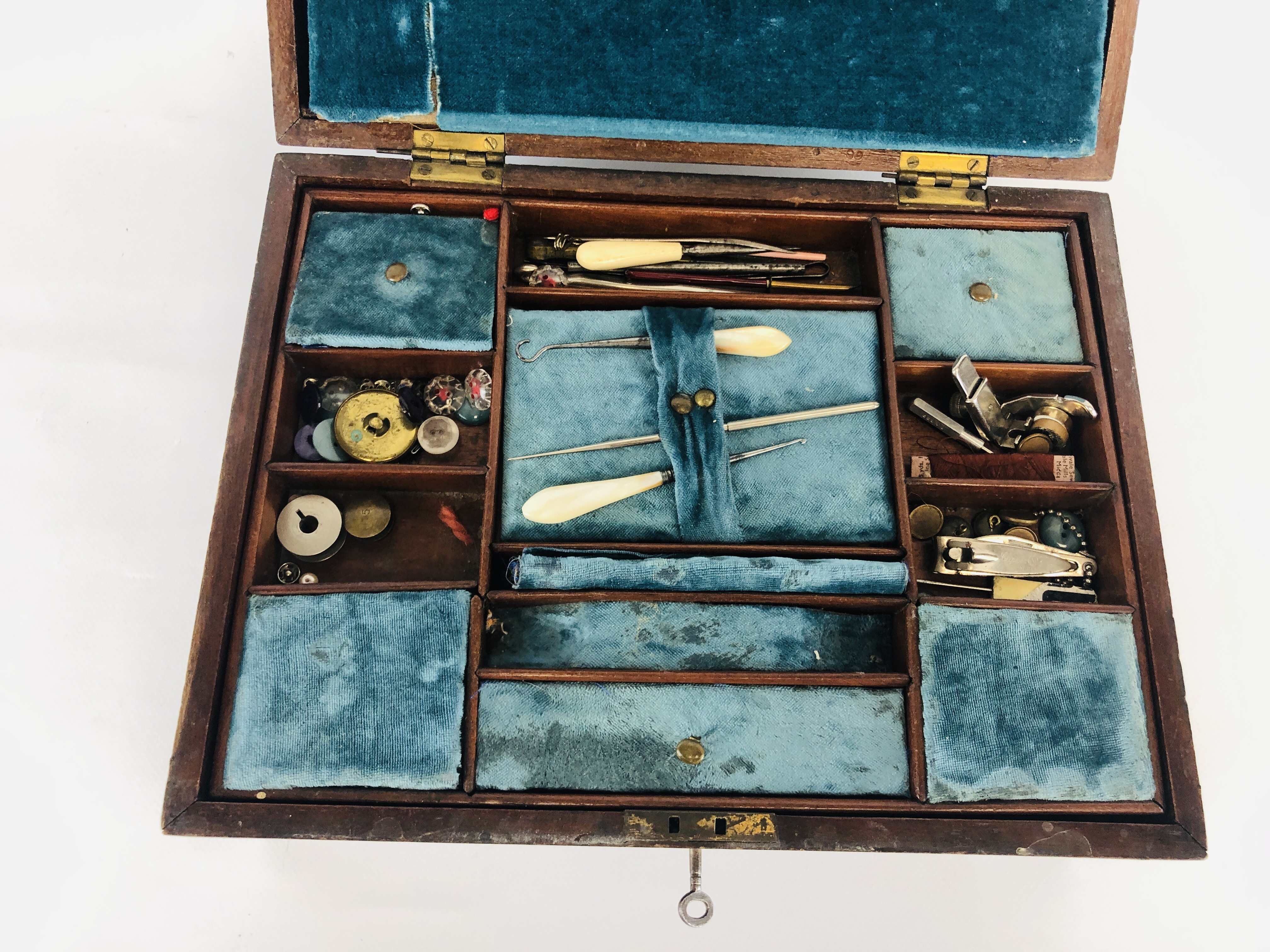 A VINTAGE MAHOGANY SEWING BOX WITH FITTED INTERIOR AND CONTENTS W 30.5CM X D 23CM X H 13CM. - Image 3 of 9