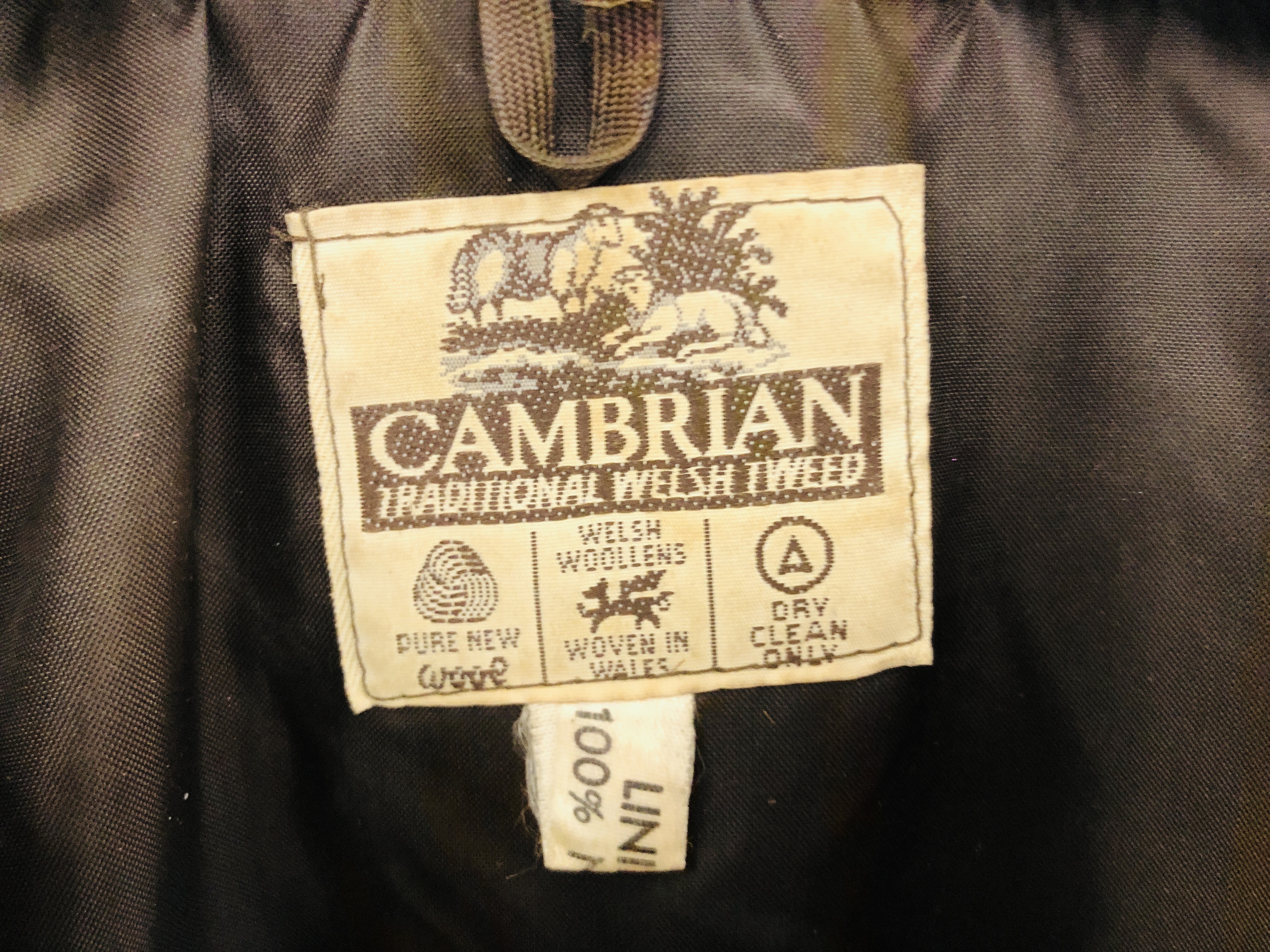 A VINTAGE CAMBRIAN TRADITIONAL WELSH TWEED CAPE. - Image 2 of 4