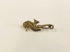 A DESIGNER 9CT WHITE GOLD SEAHORSE BROOCH MARKED "IVAN TARRATT" APPROX L 4CM.