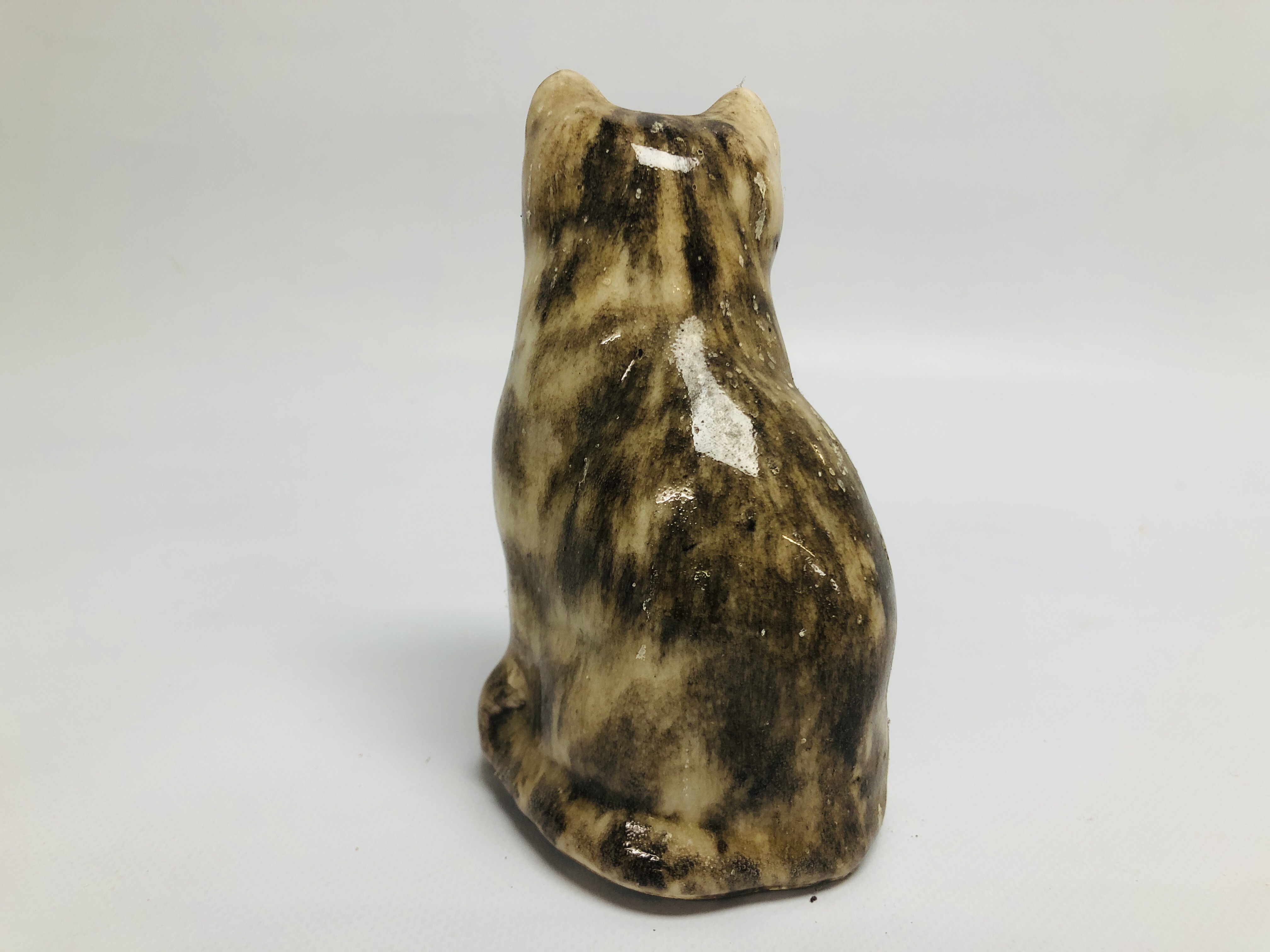 A GROUP OF 2 WINSTANLEY ART POTTERY CAT STUDIES NO.1 H 14.5CM AND NO. 4 H 22CM BEARING SIGNATURE. - Image 9 of 10