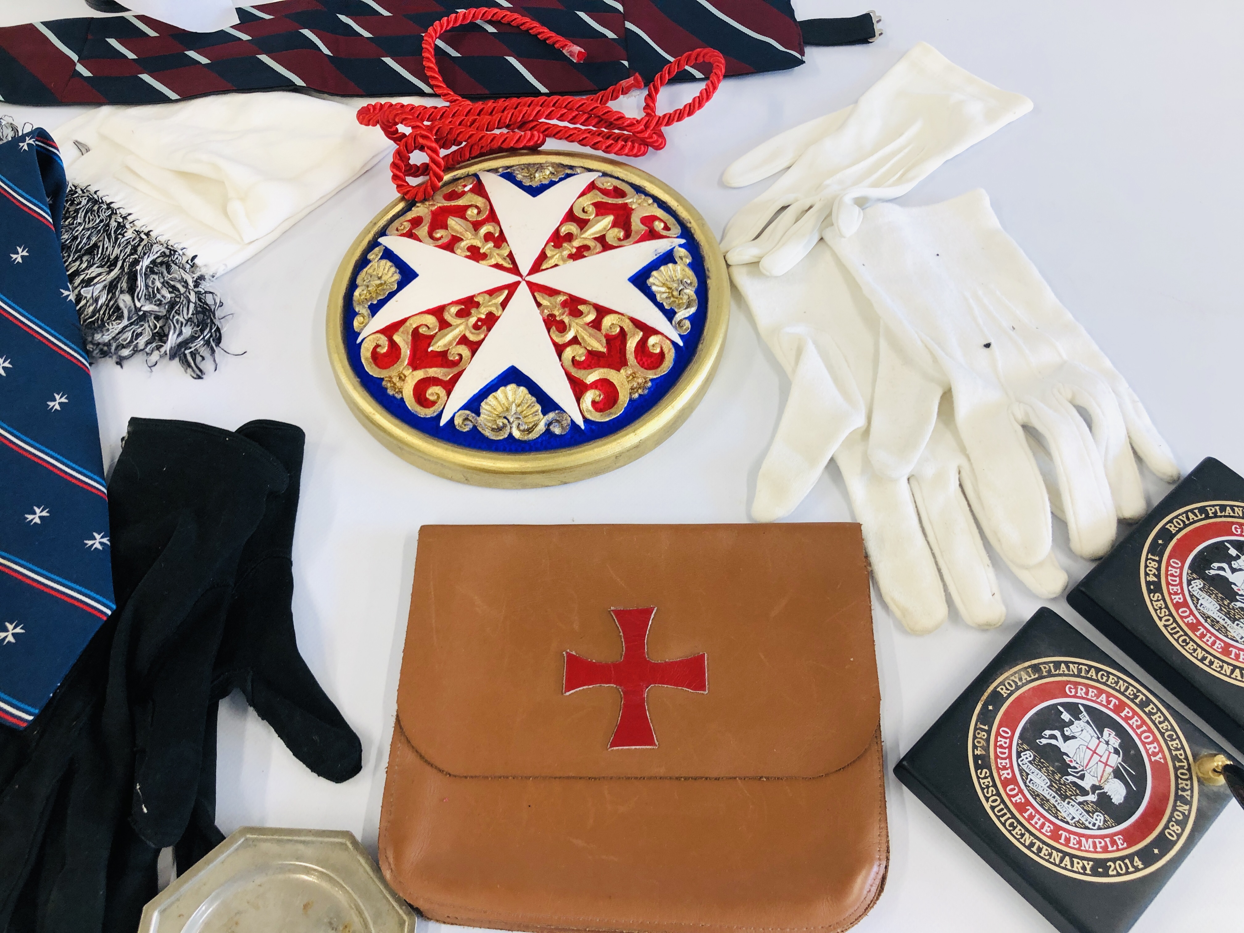 A GROUP OF MASONIC COLLECTIBLES AND REGALIA TO INCLUDE TIES AND GLOVES, - Image 3 of 5