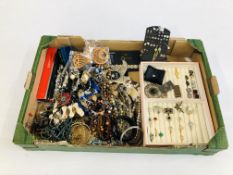 A FRUIT BOX CONTAINING AN EXTENSIVE COLLECTION OF COSTUME JEWELLERY, WATCHES, RINGS,