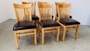 A SET OF 6 MODERN BEECH WOOD FINISH DINING CHAIRS WITH DARK BROWN FAUX LEATHER SEATS.