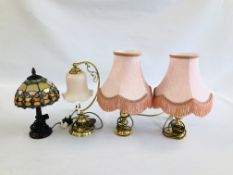 A PAIR OF BRASS BASED TABLE LAMPS WITH PINK FRINGED SHADES,