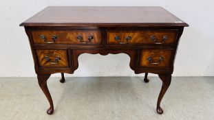 A REPRODUCTION FLAME MAHOGANY 4 DRAWER WRITING DESK W 99CM X D 52CM X H 77CM.