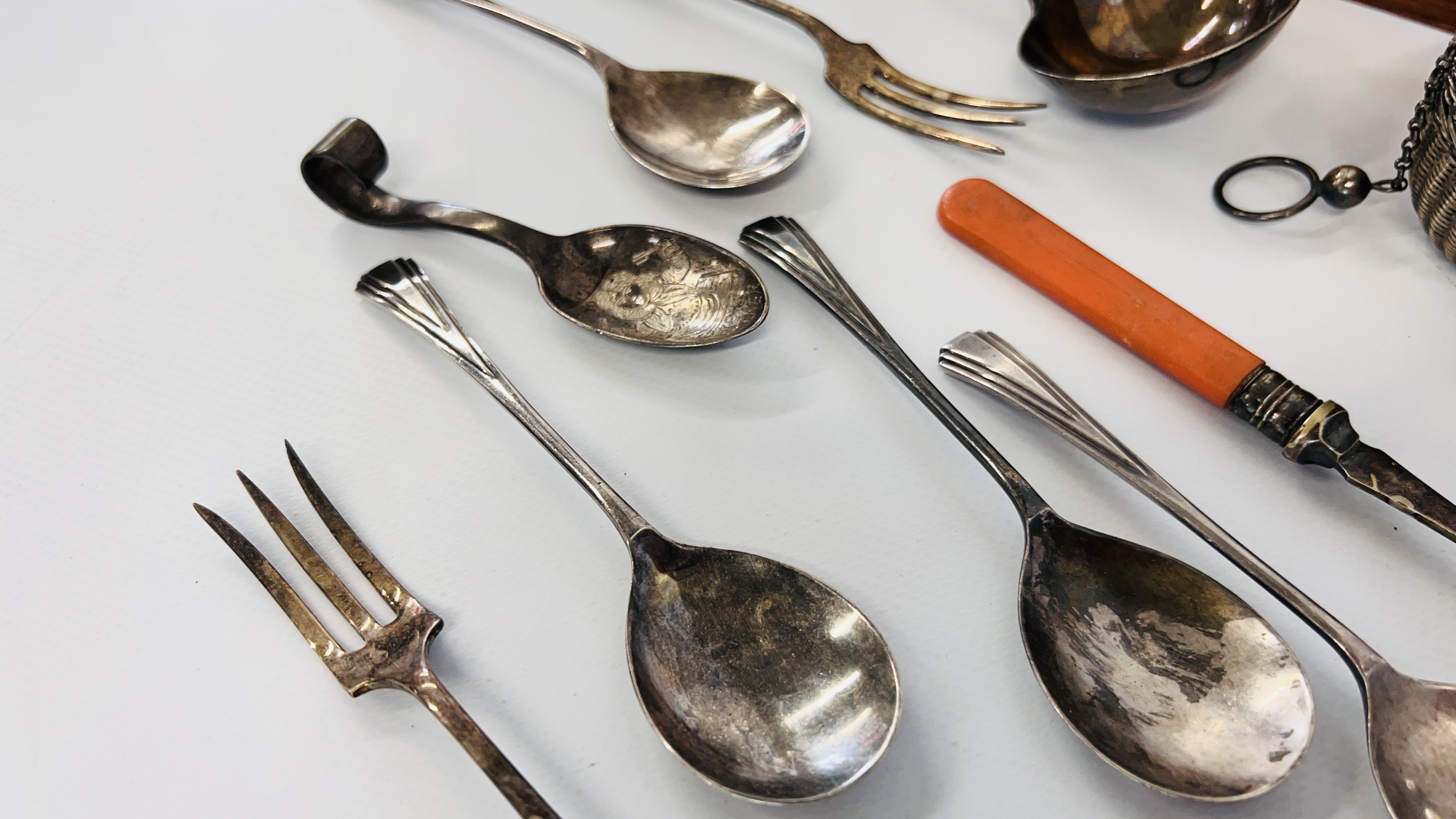 A BOX OF CUTLERY TO INCLUDE SILVER EXAMPLES, 3 TEASPOONS, SILVER LADLE + 2 OTHERS, - Image 8 of 9