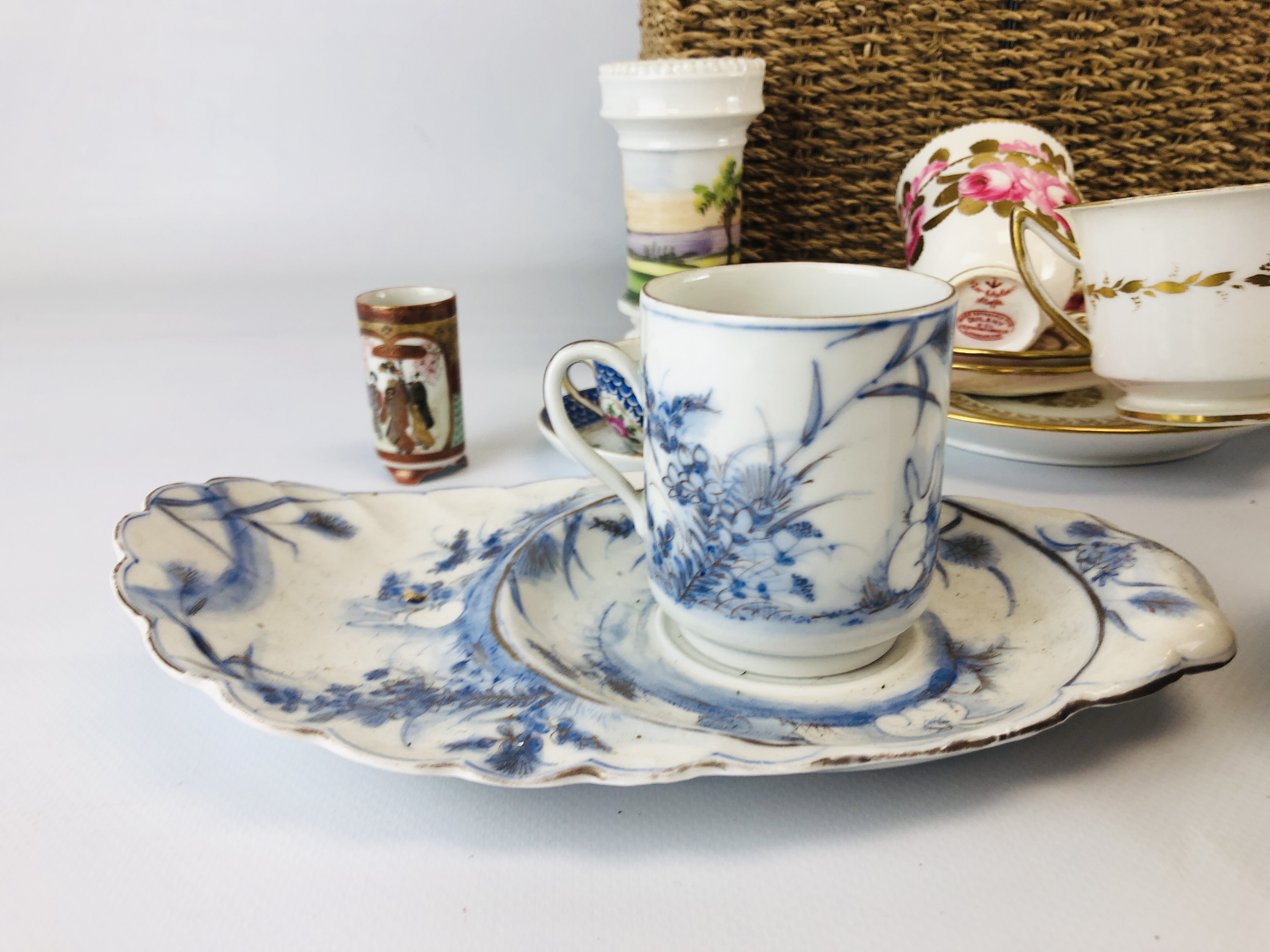 A COLLECTION OF CABINET COLLECTIBLES TO INCLUDE DAVENPORT CUP & SAUCER, GLAZED STONEWARE JUG, - Image 8 of 9