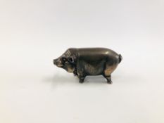 AN ANTIQUE SILVER NOVELTY HINGED MATCH STRIKER / HOLDER IN THE FORM OF A PIG - L 6CM.