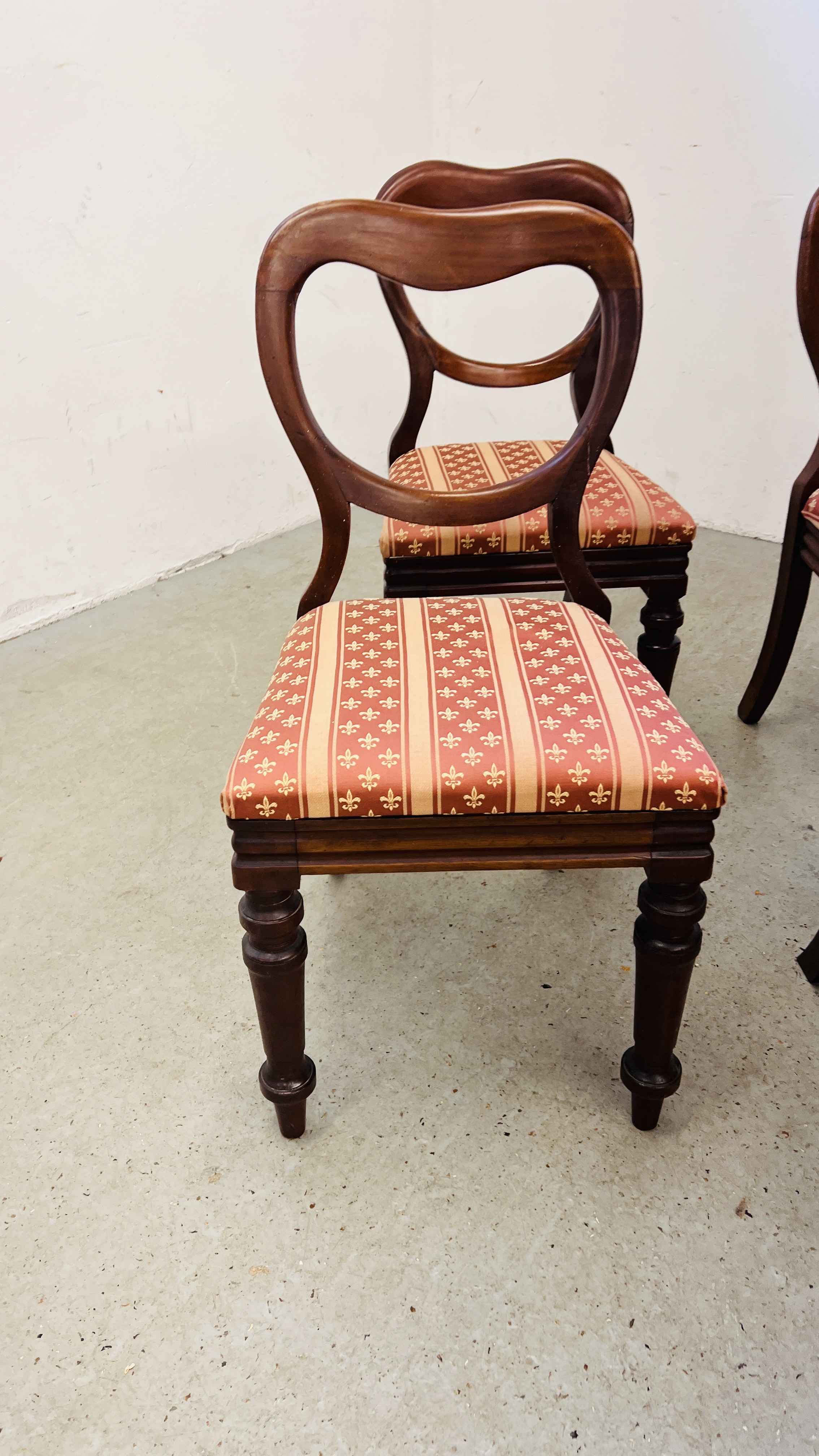 A SET OF FOUR VICTORIAN MAHOGANY SPOON BACK DINING CHAIRS. - Image 2 of 11
