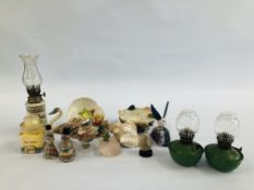 A GROUP OF CABINET COLLECTIBLES TO INCLUDE SAND ART STUDIES, PAIR OF MINIATURE OIL LAMPS,