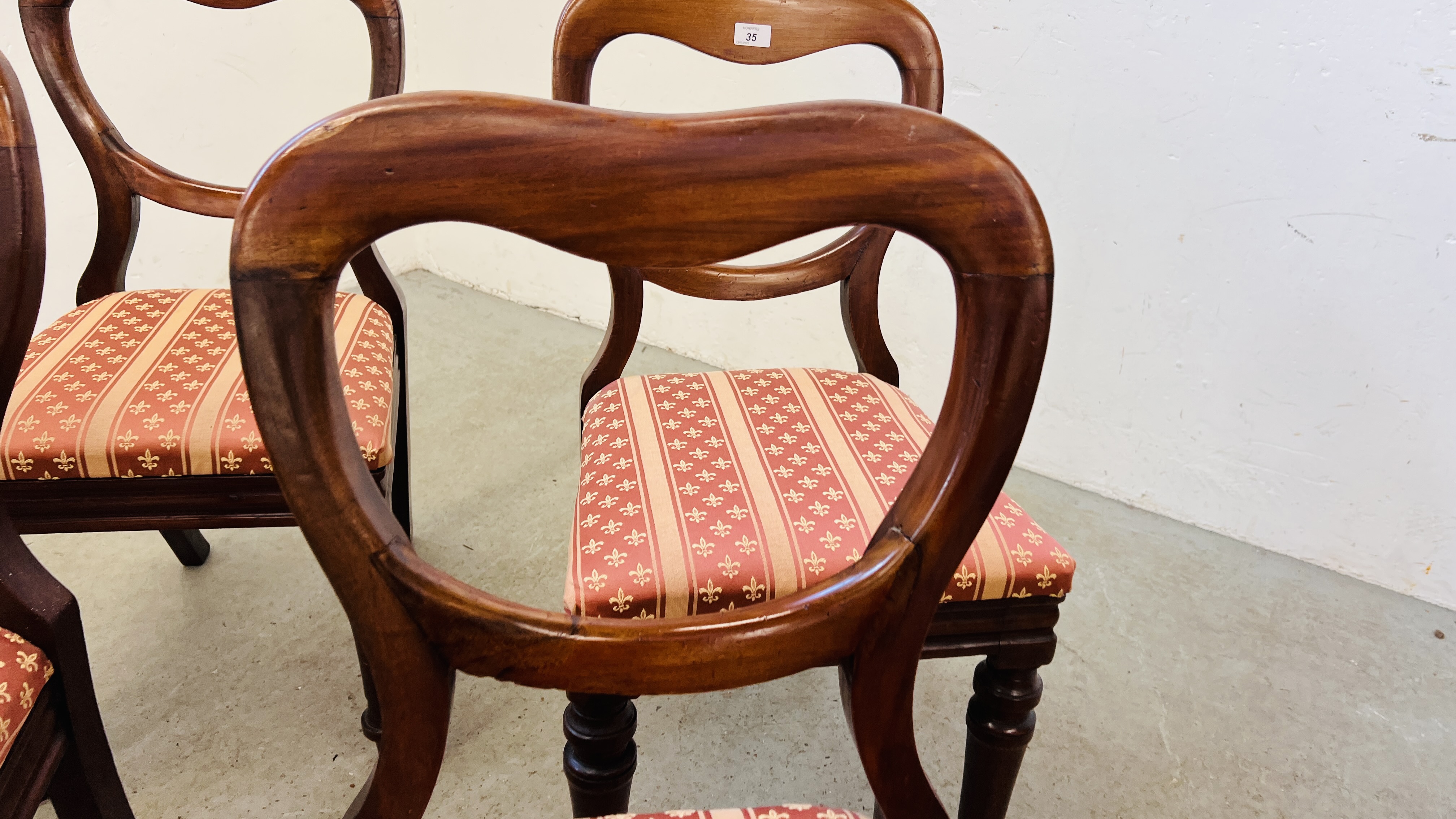 A SET OF FOUR VICTORIAN MAHOGANY SPOON BACK DINING CHAIRS. - Image 4 of 11
