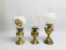 A GROUP OF 3 BRASS OIL LAMPS AND GLASS SHADES, ONE EXAMPLE DEPICTING PHEASANTS.