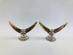 A PAIR OF HORN MOUNTED KNIFE RESTS, H 6CM.