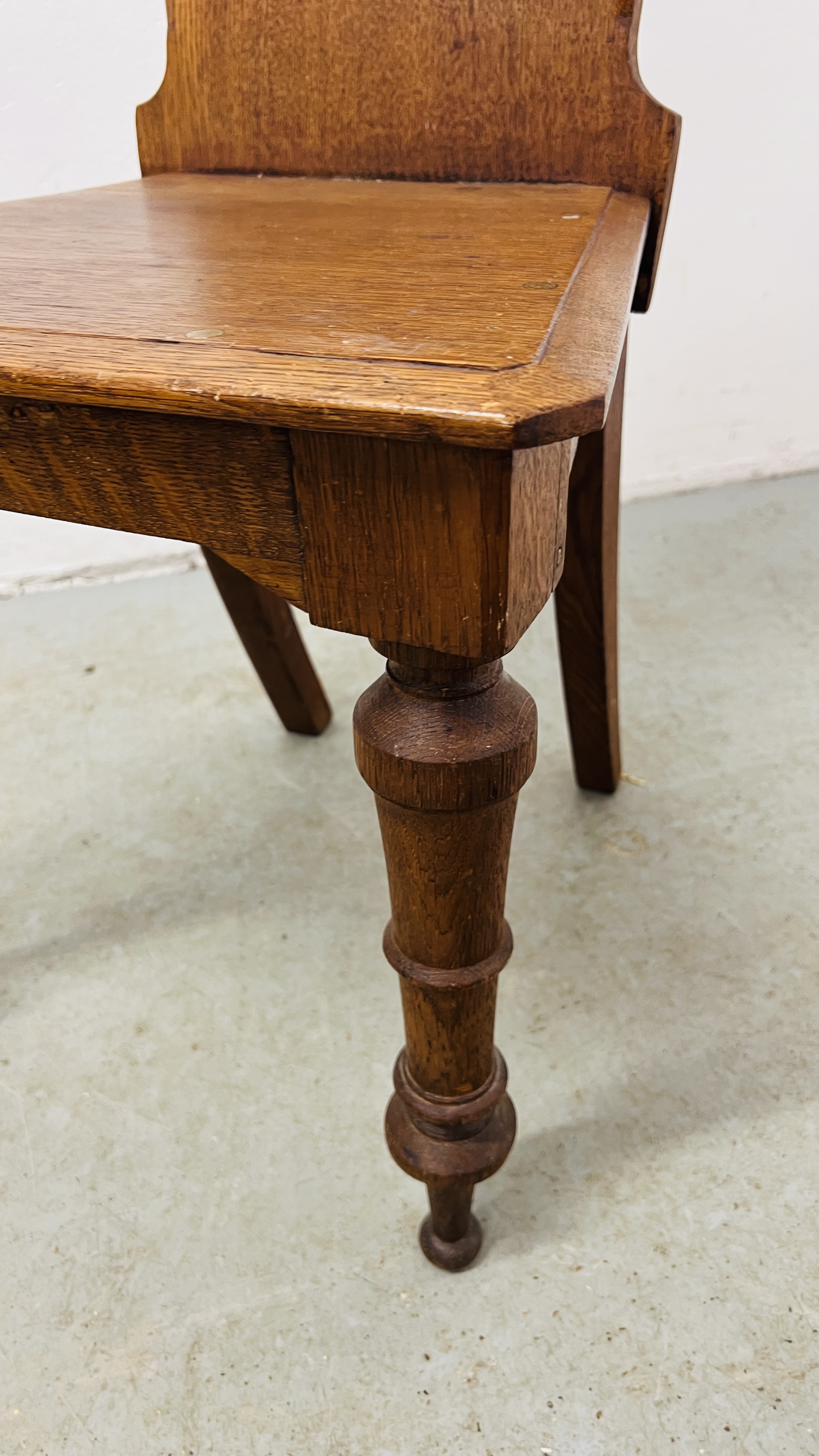 A VICTORIAN OAK HALL CHAIR. - Image 6 of 8