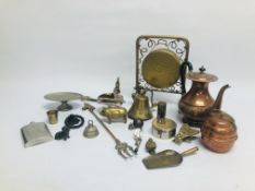 A BOX OF ASSORTED METAL WARE TO INCLUDE COPPER COFFEE POT, BRASS BELL, BRASS GONG,