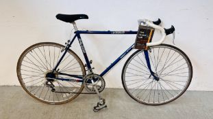 A VINTAGE RALEIGH REYNOLDS SO1 CROMALLOY-M 19 INCH FRAME 12 SPEED RACING BIKE.