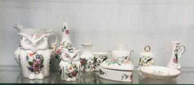 A COLLECTION OF AYNSLEY BONE CHINA PEMBROKE DESIGN CABINET COLLECTIBLES TO INCLUDE VASES, OWLS ETC.