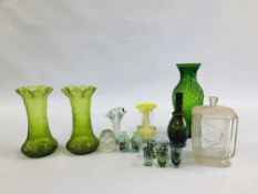 A GROUP OF VINTAGE GLASSWARE TO INCLUDE A PAIR OF GREEN FILLED EDGE VASES H 22CM ETC.