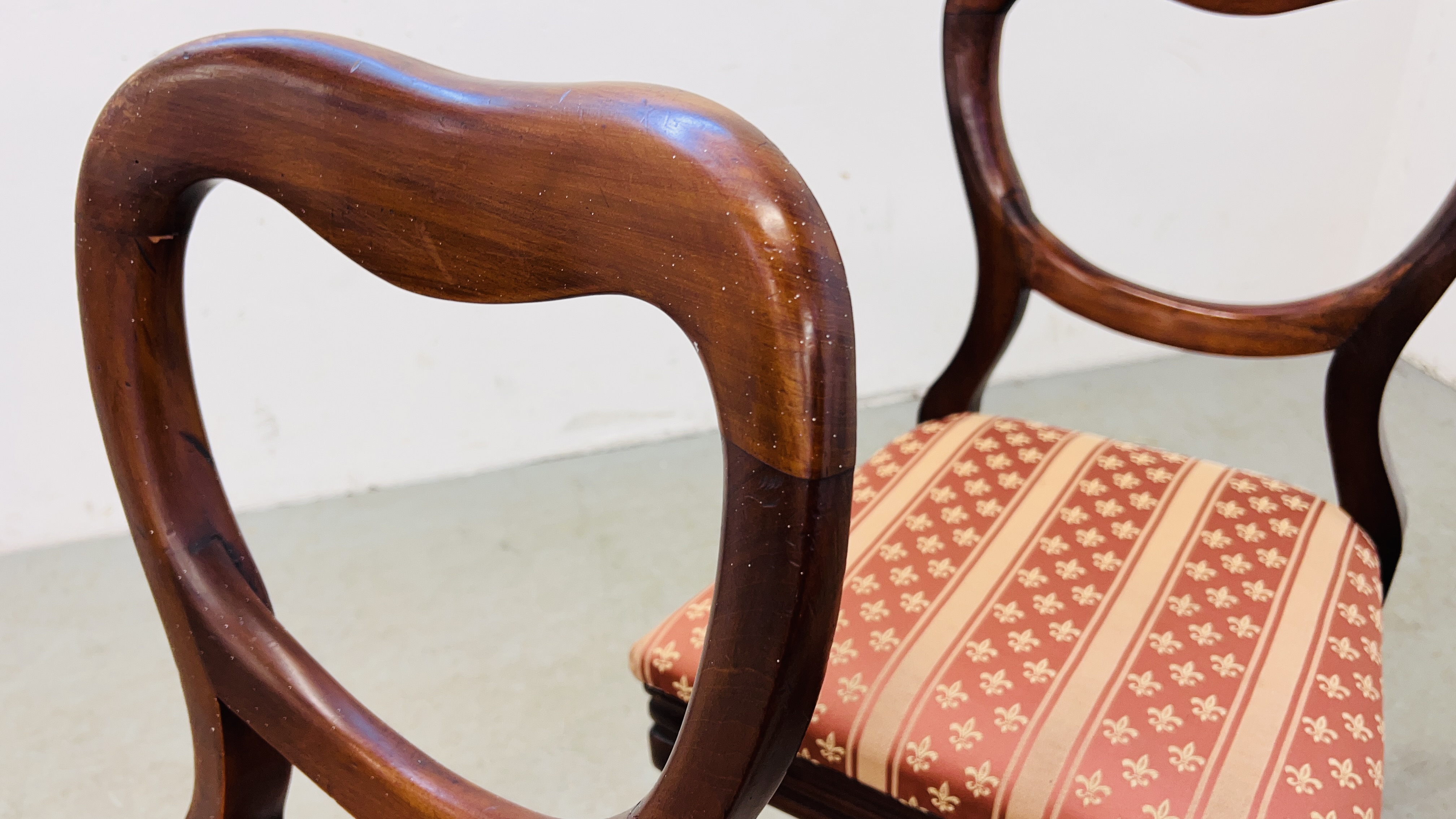 A SET OF FOUR VICTORIAN MAHOGANY SPOON BACK DINING CHAIRS. - Image 9 of 11