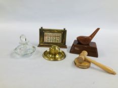 A GROUP OF COLLECTIBLES TO INCLUDE A VINTAGE BRASS DESK CALENDAR,