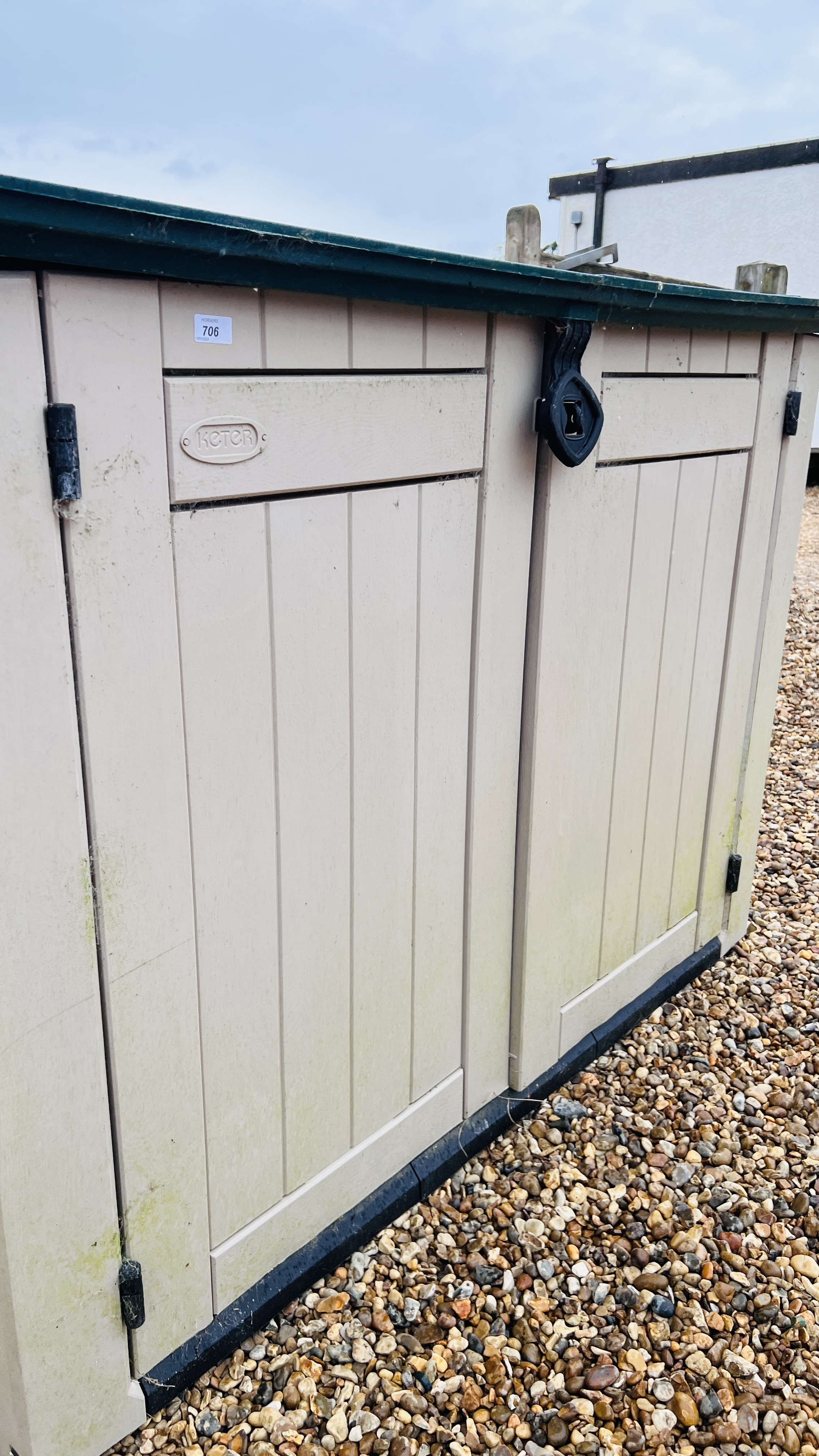 A KETER PLASTIC GARDEN STORAGE BUNKER WITH HINGED TOP AND DOUBLE HINGED DOORS W 162CM D 91CM H - Image 6 of 7