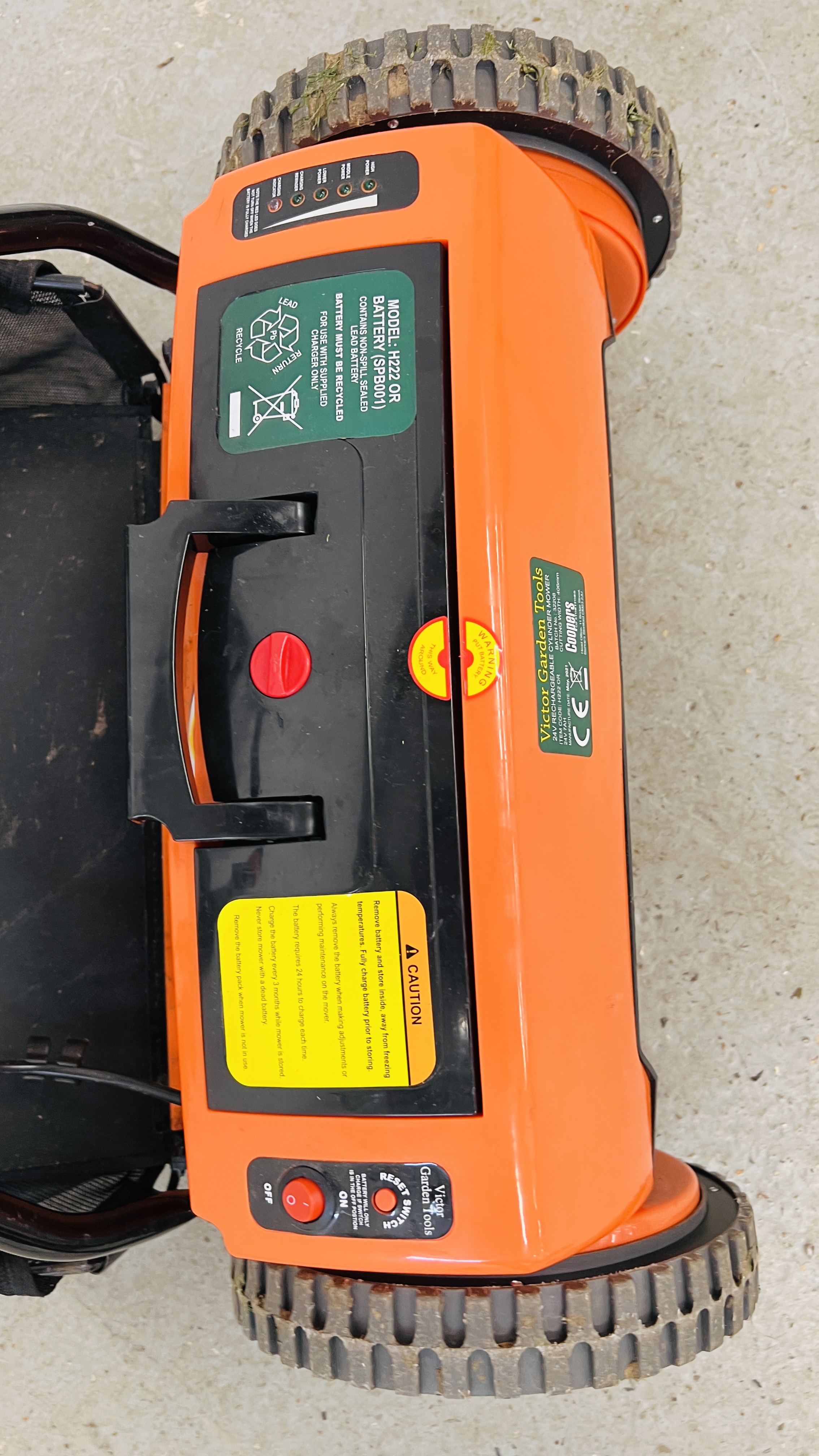 A VICTOR GARDEN TOOLS 24 VOLT RECHARGEABLE CYLINDER MOWER COMPLETE WITH CHARGER AND MANUAL. - Image 4 of 6