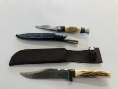 2 X VINTAGE HORN HANDLED HUNTING KNIVES TO INCLUDE WILLIAM RODGERS "I CUT MY WAY" - COLLECTION ONLY