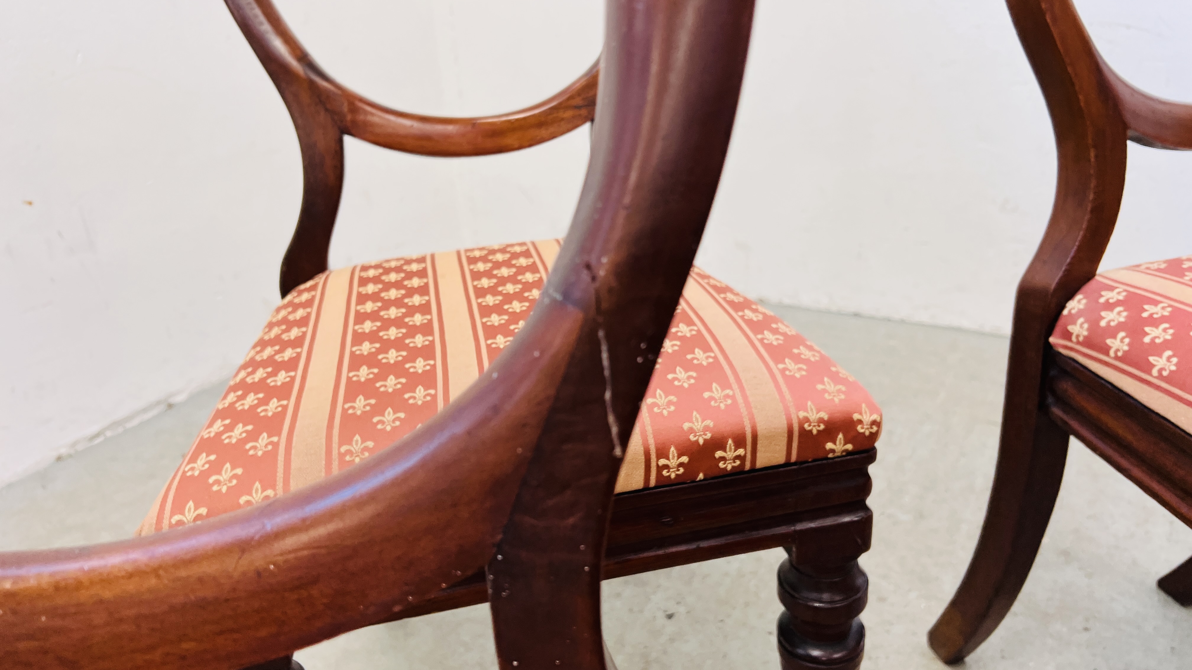 A SET OF FOUR VICTORIAN MAHOGANY SPOON BACK DINING CHAIRS. - Image 10 of 11