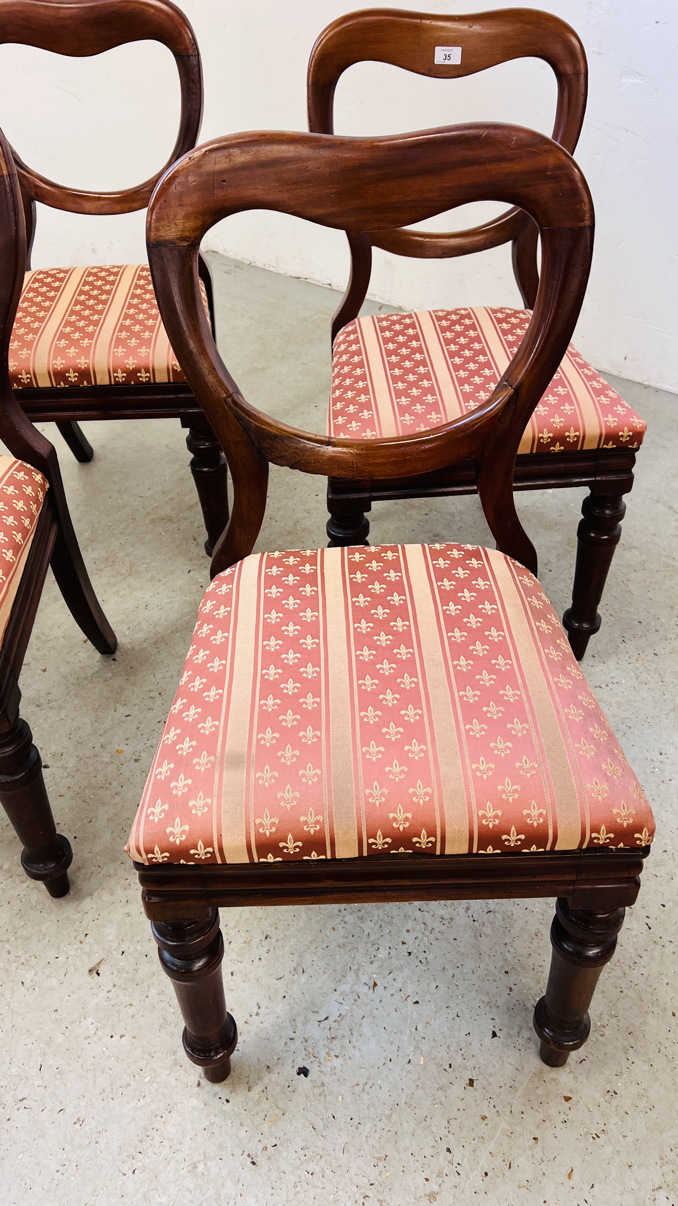 A SET OF FOUR VICTORIAN MAHOGANY SPOON BACK DINING CHAIRS. - Image 3 of 11