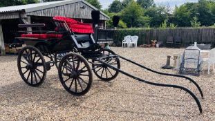 A VINTAGE 4 WHEEL PRESENTATION (WAGONETTE) CARRIAGE, SWAN NECK SHAFTS,