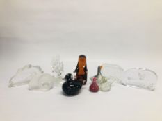 A GROUP OF ART GLASS BIRDS AND CABINET ORNAMENTS / CRYSTAL SLABS TO INCLUDE SWEDISH AND LANGHAM