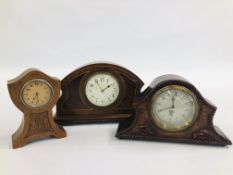 A GROUP OF THREE VINTAGE MANTEL CLOCK TO INCLUDE AN EDWARDIAN AND SMITHS EXAMPLE.
