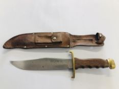 A VINTAGE BOWIE STAINLESS HUNTING KNIFE IN LEATHER SHEATH L 33CM - COLLECTION ONLY - NO POSTAGE -