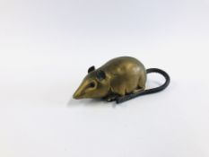 AN ANTIQUE GERMAN NOVELTY BRASS HINGED MATCH / STRIKER HOLDER IN THE FORM OF A MOUSE - L 7.5CM.