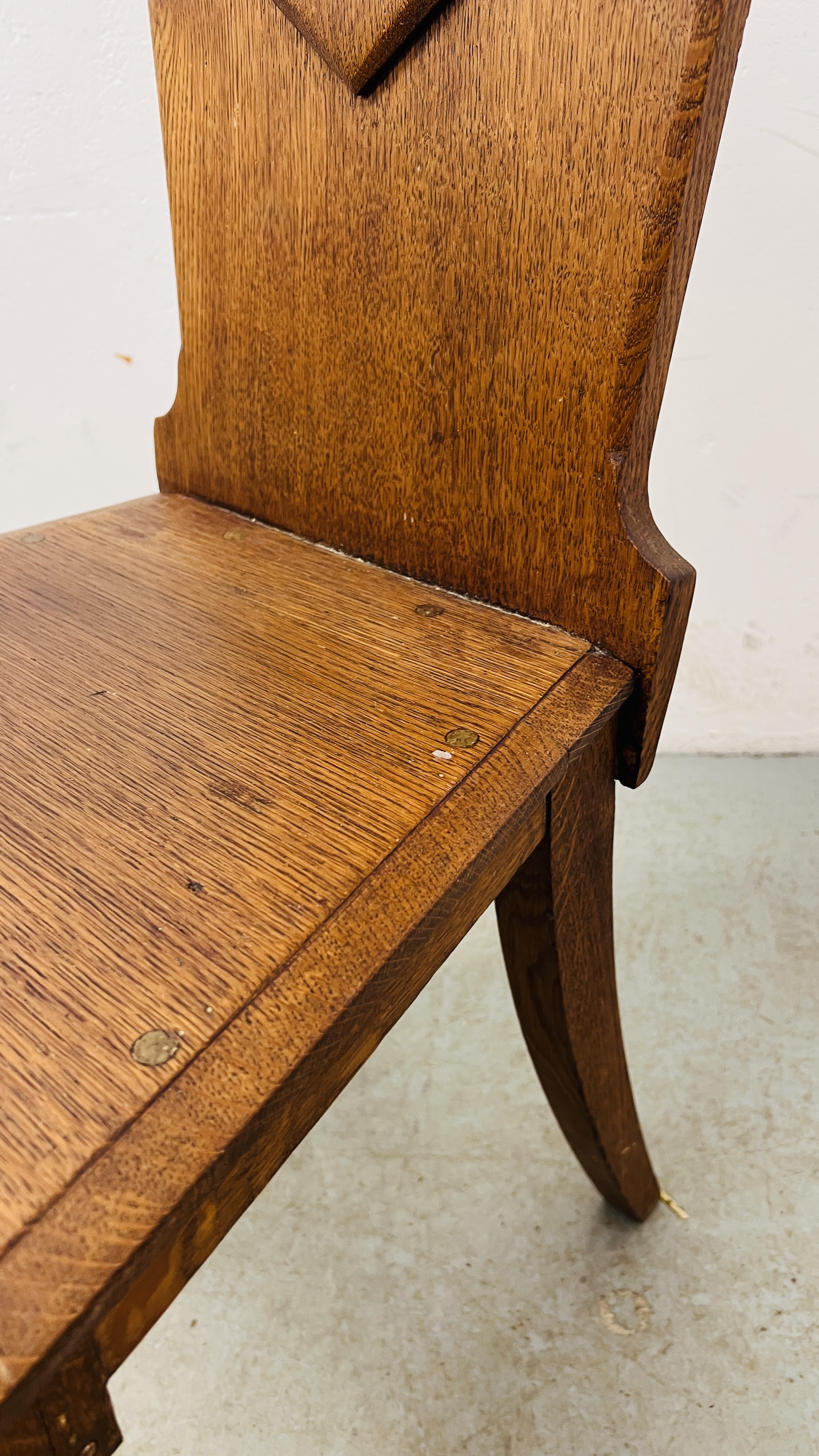 A VICTORIAN OAK HALL CHAIR. - Image 5 of 8