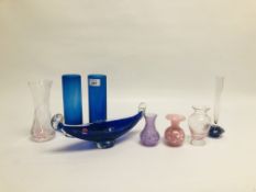 A GROUP OF 7 ASSORTED ART GLASS VASES TO INCLUDE CAITHNESS EXAMPLES,