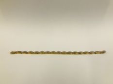 A DESIGNER BOX LINK BRACELET, THE CLASP MARKED 750 & 375 - L 20CM.