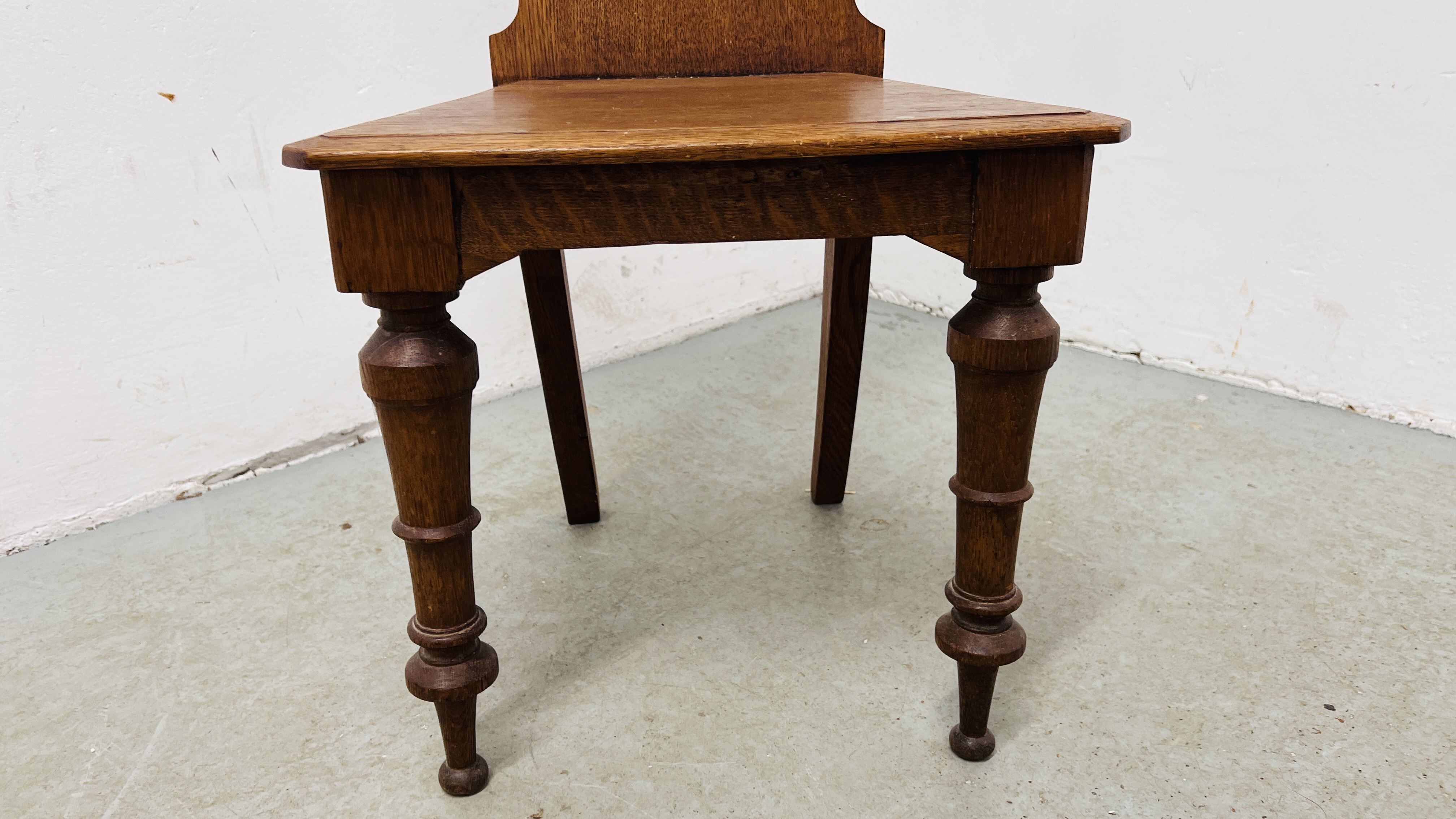 A VICTORIAN OAK HALL CHAIR. - Image 8 of 8