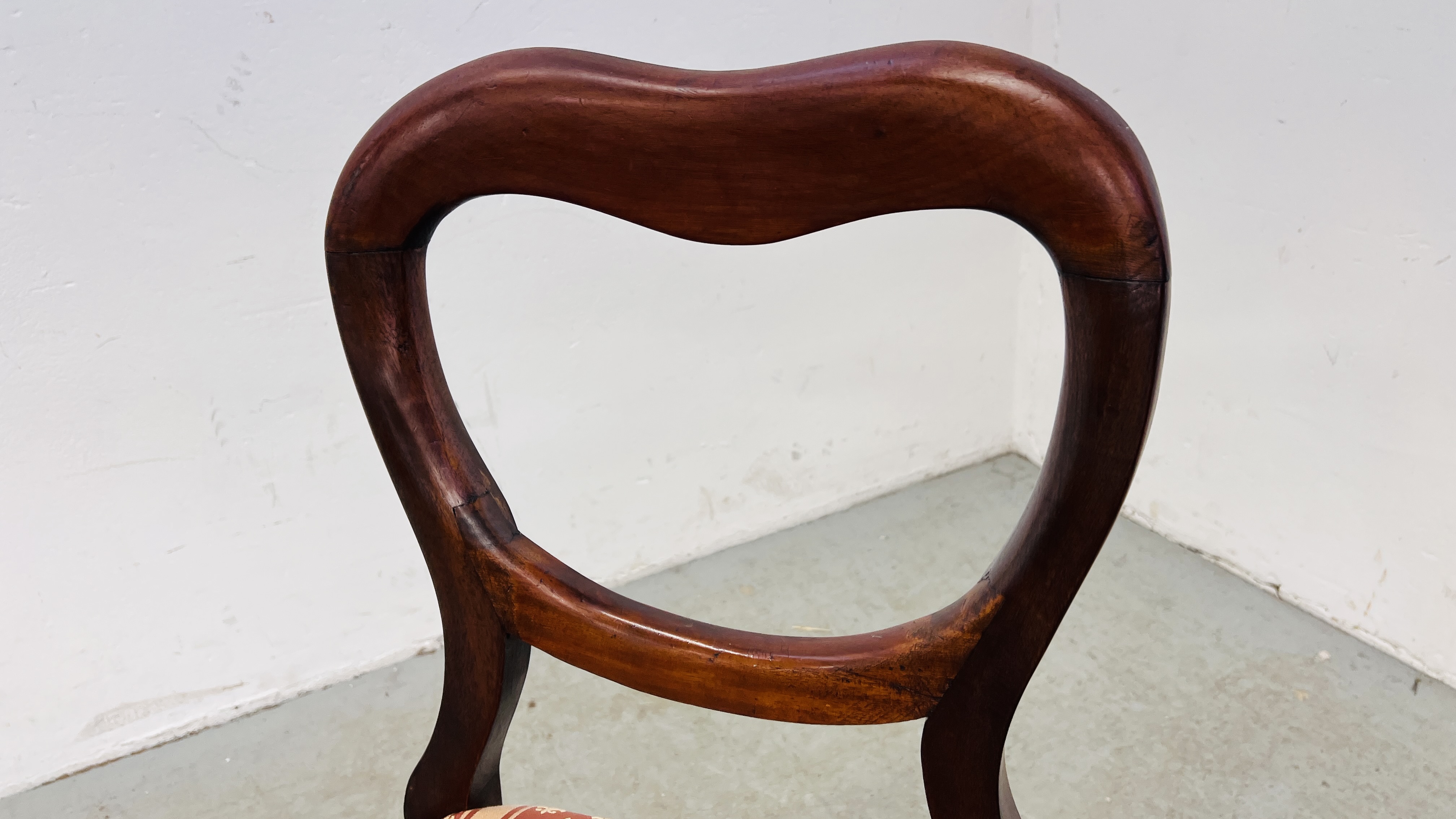 A SET OF FOUR VICTORIAN MAHOGANY SPOON BACK DINING CHAIRS. - Image 8 of 11