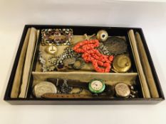 A TRAY OF ANTIQUE COSTUME JEWELLERY INCLUDING 2 LOCKETS, BROOCHES AND CHICK BUTTON HOOK.