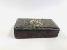 AN ANTIQUE HINGED SNUFF BOX WITH HAND PAINTED DETAIL L 9.5CM X W 5.5CM X H 2.5CM.