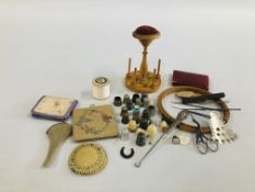 A BOX CONTAINING VINTAGE SEWING THIMBLES ACCESSORIES TO INCLUDE SILVER NEEDLES, BOBBINS, ETC.