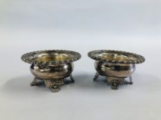 A PAIR OF SILVER CIRCULAR SALTS WITH GADROONED RIMS,