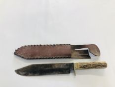 A VINTAGE HORN HANDLED HUNTING KNIFE IN LEATHER SHEATH L 37CM - COLLECTION ONLY - NO POSTAGE - NO
