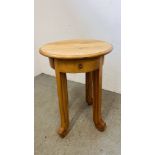A REPRODUCTION SATINWOOD CIRCULAR TOP LAMP TABLE WITH SCROOLED FEET AND DRAWER - DIAMETER 53CM,