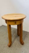 A REPRODUCTION SATINWOOD CIRCULAR TOP LAMP TABLE WITH SCROOLED FEET AND DRAWER - DIAMETER 53CM,